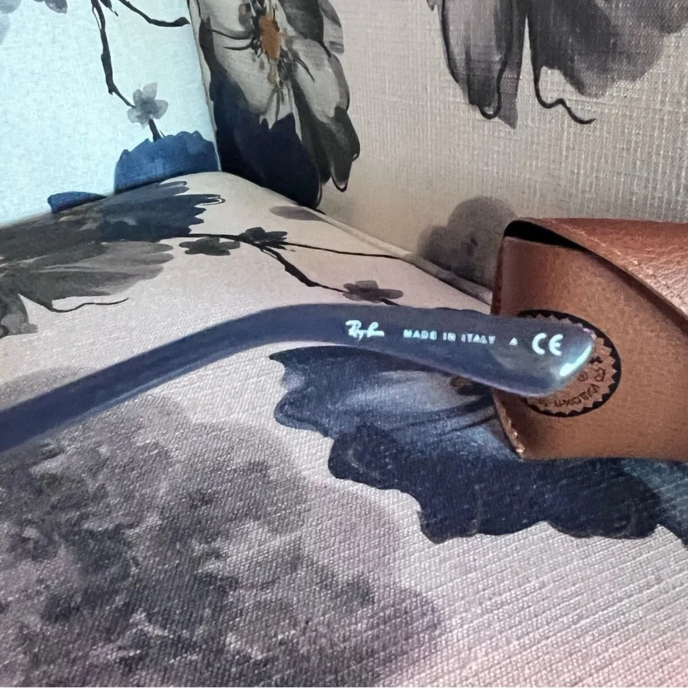 😎NEW SUNNYS😎RAYBAN SUNGLASSES BLUE LENS BLUE FRAMES MADE BY RAYBAN IN ITALY😎😎🥰🥰